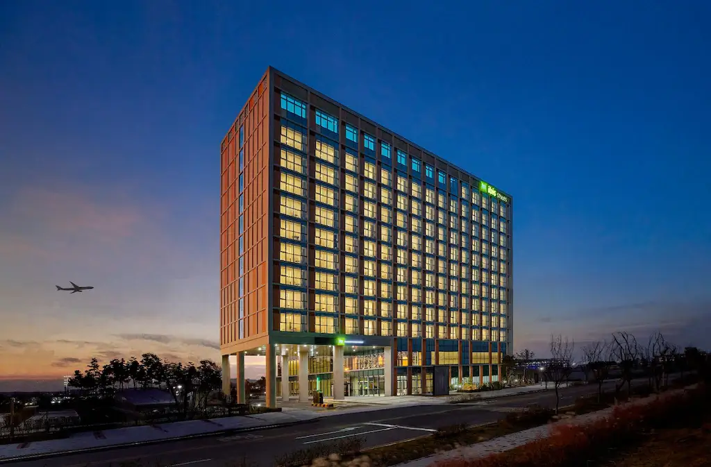 ibis Styles Ambassador Incheon Airport T2 距離仁川機場第二航廈旁邊(圖片來源:agoda)
