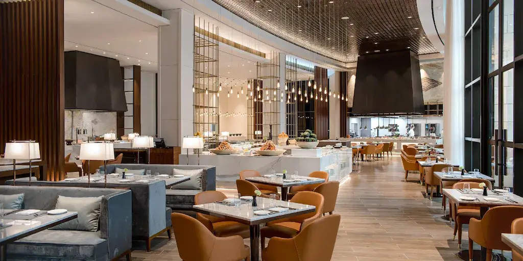Paradise City 的餐廳設計新穎,可以容納多名客人同時用餐(圖片來源:agoda)