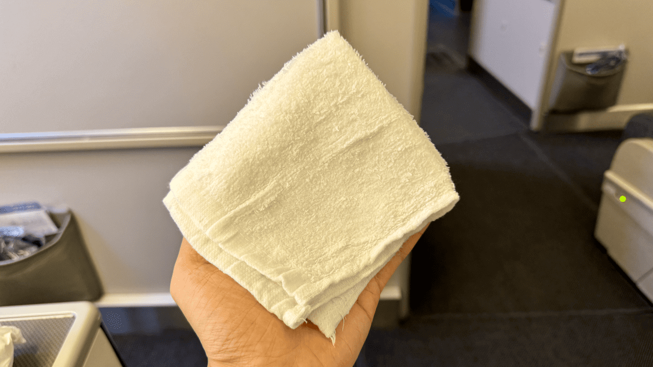 我覺得以熱毛巾擦手算是儀式感的一部份吧(?)