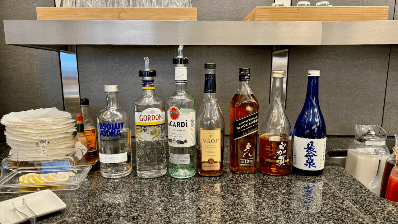 烈酒也是常見的基酒都只備一款,Vodka、Gin、Rum、Brandy、Whiskey 都只有一款,然後日本酒代表就只有梅酒和清酒。