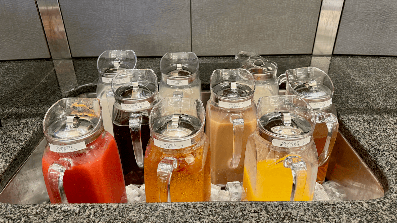 凍飲有番茄汁、蘋果汁、橙汁、烏龍茶、奶茶、綠茶、牛奶、豆奶。