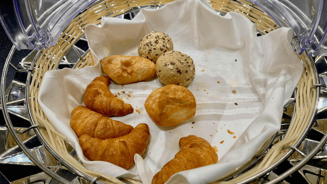 牛角包和其他餐包。