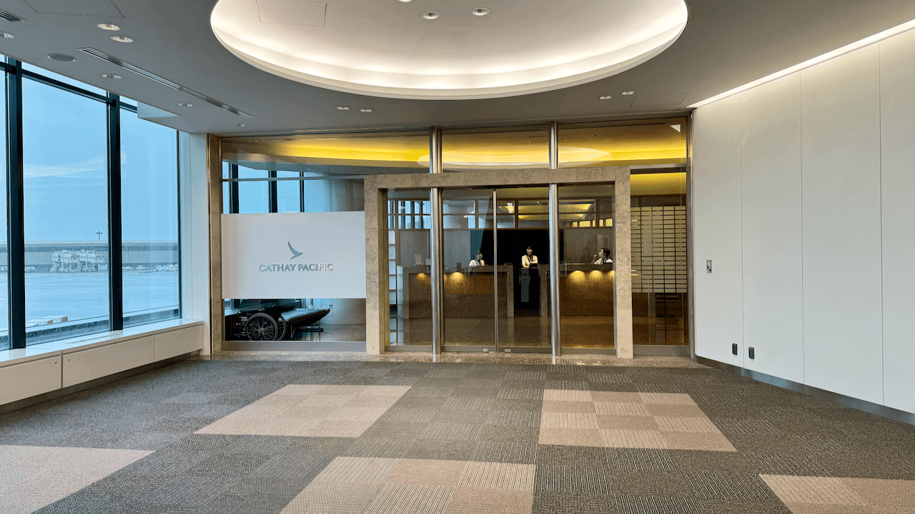 東京成田機場的 Cathay Pacific Lounge 入口。