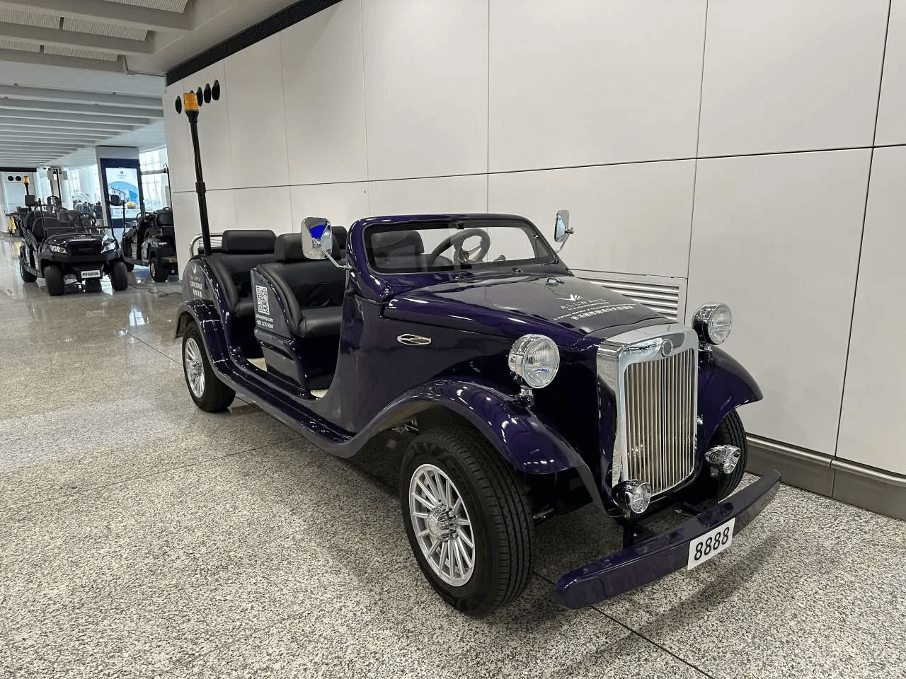 我們可以乘坐 ALLWAYS 電動車離境接送服務前往 10 至 12 號及 23 至 80 號登機閘口