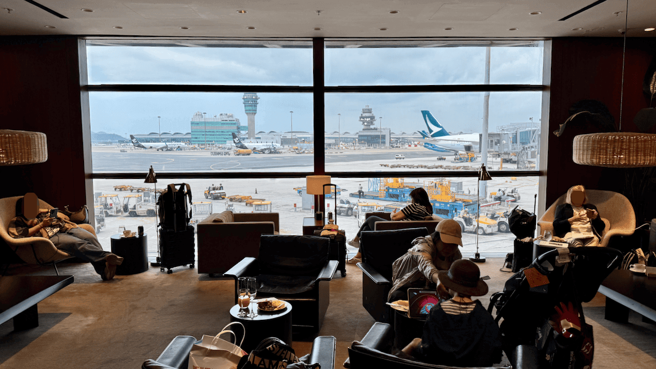 國泰航空貴賓室內設有舒適座椅,旅客可透過落地玻璃窗欣賞香港國際機場停機坪景色