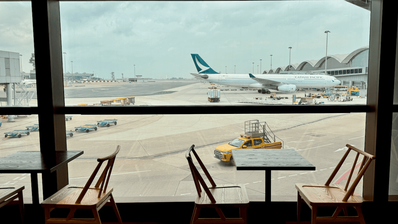 從機場貴賓室座位望向窗外,停機坪上停泊著一架國泰航空客機