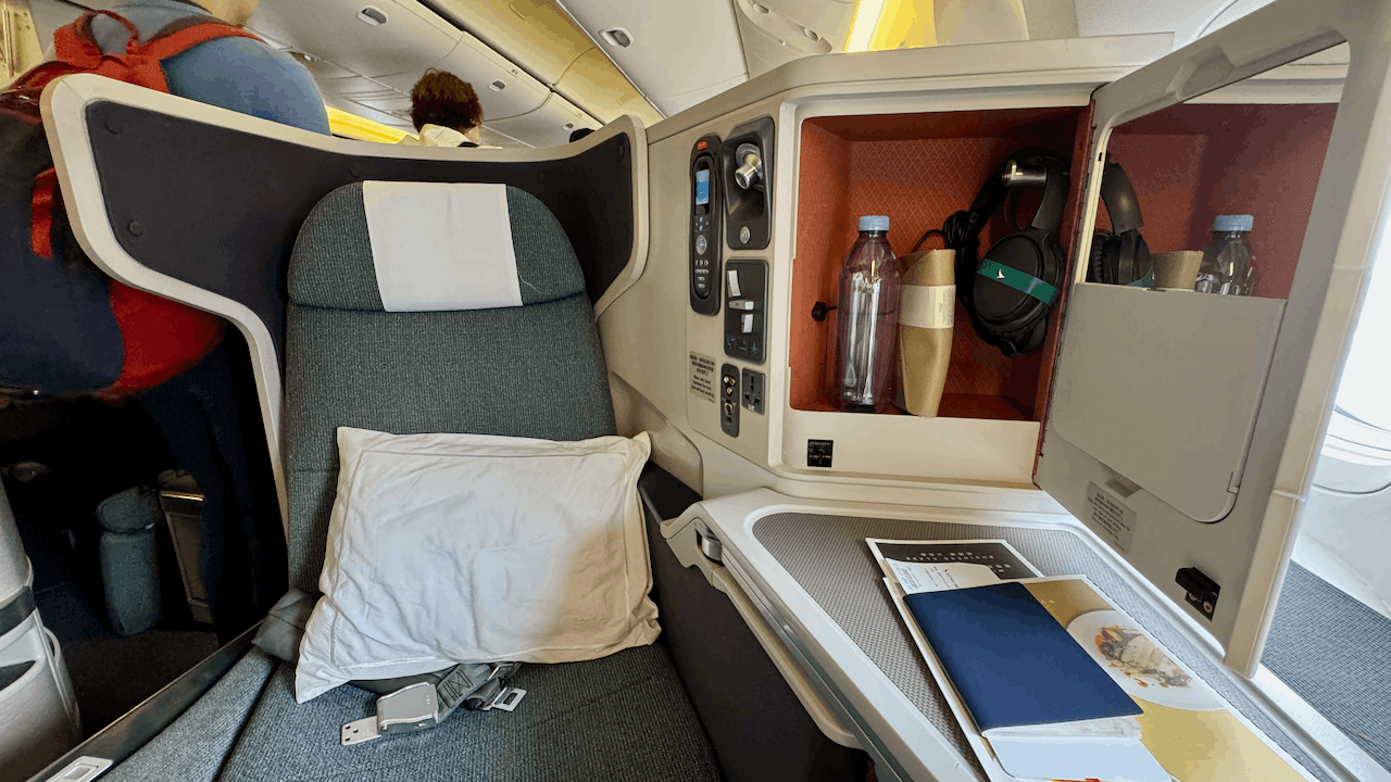 接近退休邊緣的 B777-300er 的舊款商務艙座位。
