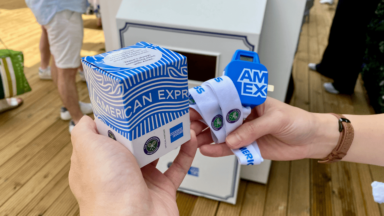 AMEX 贈送的收音機。