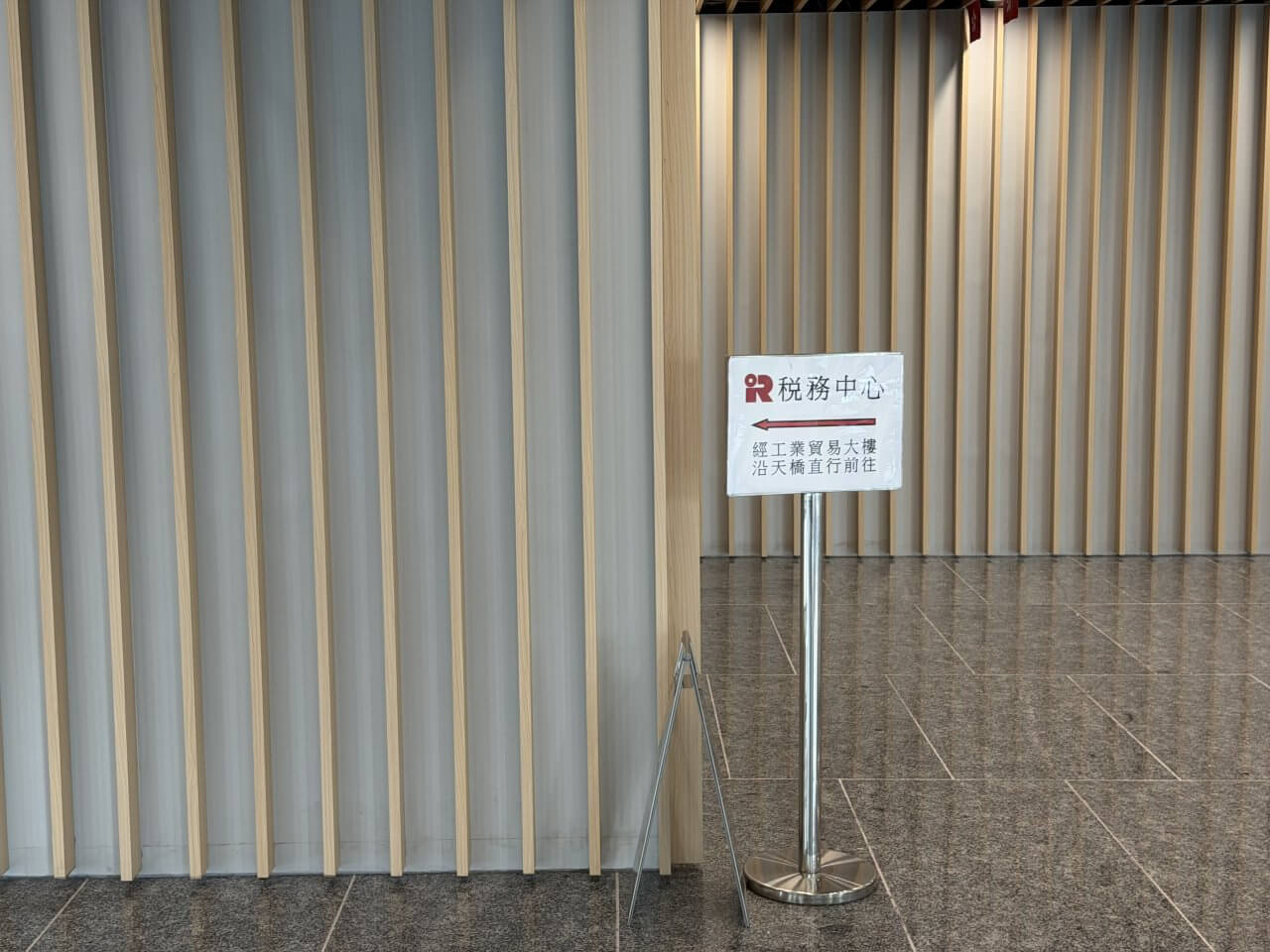 沿路按照指示牌指示行走